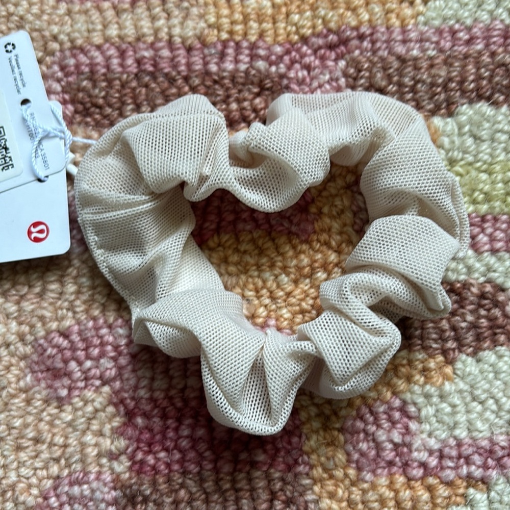Lululemon NWT Uplifting Scrunchie Cashew Cream Neutral Mesh